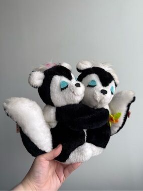 Vintage DAKIN 1977 Boy & Girl 10" Hugging Skunks Stuffed Animals Felt Plush Toy
